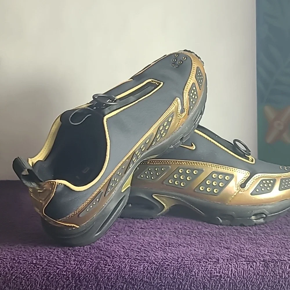 Nike Air Max SNDR Size 6.5 Women Black Metallic Gold HJ4130-002